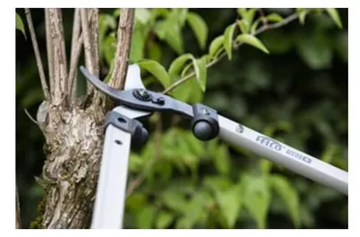 Produktbild von FELCO Zweihand-Astschere mit 60 cm Gesamtlänge - Ziehender Schneidkopf