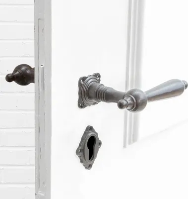 Produktbild von Drückergarnitur für Haustüren, edles rustikales Design | PZ | Eisen braun