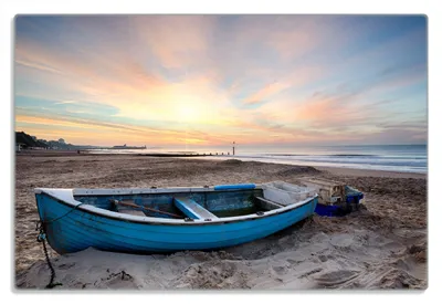 Produktbild von Wallario Frühstücksbrettchen aus Glas 20 x 30 cm mit rutschfesten Füßen, Motiv Fischerboot am Strand bei Sonnenuntergang