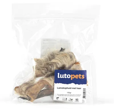 Zdjęcie produktu dla Lutopets, skóra jagnięca z sierścią – 100 g – przysmaki dla psów do żucia