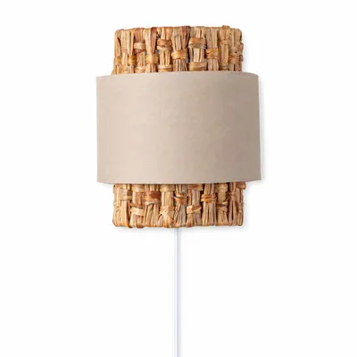 Produktbild von Wandleuchte mit Rattan- und beigefarbenem Textilschirm, mit Kabel, Stecker und Schalter – Natürlicher Boho-Stil, E27-Fassung „VÉLA