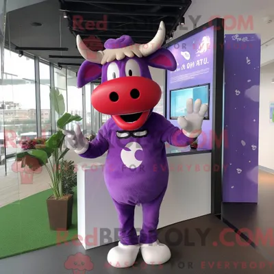 Produktbild von Maskottchen REDBROKOLY einer lila Kuh mit Polo-Shirt und Handschuhen