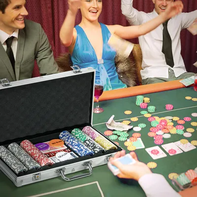 Zdjęcie produktu dla Akcesoria do kasyna Sweiko, zestaw pokerowy z żetonami. Walizka na żetony pokerowe, zawiera podkładkę, 500 żetonów, zestaw dla 9-10 graczy, kolor srebrny
