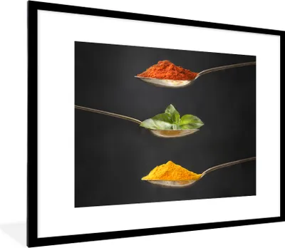 Produktbild von MuchoWow® Gerahmtes Poster Kräuter - Löffel - Gewürze - Schwarz - Italienisch 80x60 cm - Poster mit Schwarzem Bilderrahmen Wandposter Rahmen Foto Bilder - Schlafzimmer-Dekorationen - Fotoposter