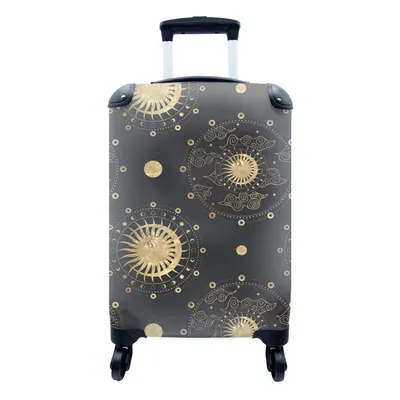 Produktbild von MuchoWow® Koffer Handgepäck Trolley Rollkoffer Kleine Reisekoffer mit 4 Rollen - Muster - Sonne - Mond - Gold - Cabin Size < 55x40x23 cm & 55x40x20 cm - Fotokoffer - Kabinenkoffer - Boardgepäck - Reise-Box - Reisekoffer - Reisegepäck - Koffer mit Bild - Trolley für Kinder