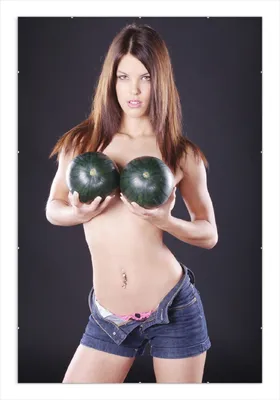 Produktbild von Wallario Wandbild Schöne halbnackte Frau mit Melonen, Größe: 61 x 91,5 cm, Poster mit rahmenlosen Bildhalter