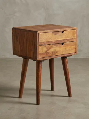 Freigestellter Nachttisch aus Sheesham Massivholz in Frontalansicht. Der 66cm hohe Nachtschrank zeigt zwei geräumige Schubladen mit dezenten, eingefrästen Griffmulden im Landhausstil._#sku_BARWL5.578#
