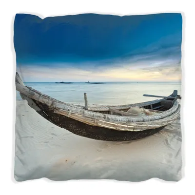 Produktbild von Wallario Premium Kissen, weiche Oberfläche, mit Motiv Fischerboot am Strand mit Sonnenuntergang, Größe: 60 x 60 cm, mit weißer Rückseite