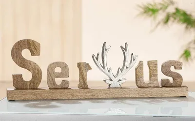 Produktbild von GILDE Schriftzug Servus in Holz mit Alu Hirschkopf auf Sockel