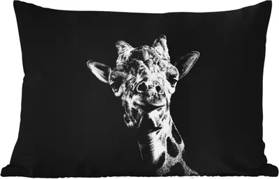 Produktbild von MuchoWow® Outdoor Kissen - Giraffe vor schwarzem Hintergrund in schwarz und weiß - 50x30 cm - Wetterfest - Lounge Kissen - Sofa kissen - Wohnzimmer Dekoration