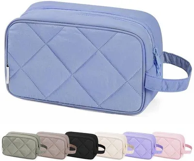 Zdjęcie produktu dla Ibenzoa® – kosmetyczka toaletowa, pikowana, 25x10x15 cm, 3 wewnętrzne kieszenie, wodoodporna, ergonomiczny uchwyt, jasnoniebieska
