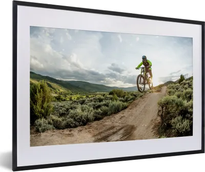 Produktbild von MuchoWow® Gerahmtes Poster Frau springt auf ein Mountainbike 60x40 cm - Poster mit Schwarzem Bilderrahmen Wandposter Rahmen Foto Bilder - Schlafzimmer - Plakat in Rahmen - Drucken