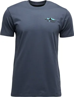 Dunkelgraues T-Shirt "M Mountainscape Ss Tee" von Black Diamond mit Bergmotiv auf der Brust.