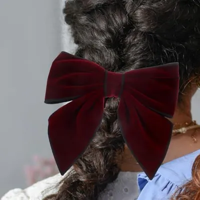 Image de Élégantes barrettes en tissu, de forme en nœud, idéales comme accessoires de cheveux stylés pour femmes et filles, pour les fêtes et pour le quotidien