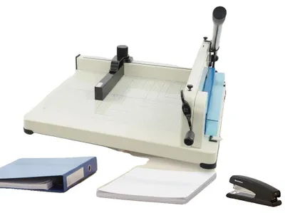 Image de Cutter manuel pour papier, capacité de 400 feuilles, largeur de coupe de 440 mm, épaisseur de coupe de 0,1 à 40 mm, dimensions du produit : 73,5 x 54,5 x 21 cm, poids net : 20,9 kg