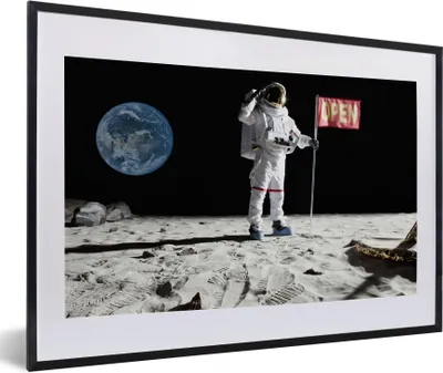 Produktbild von MuchoWow® Gerahmtes Poster Astronaut - Mond - Flagge 60x40 cm - Poster mit Schwarzem Bilderrahmen Wandposter Rahmen Foto Bilder - Schlafzimmer - Plakat in Rahmen - Drucken
