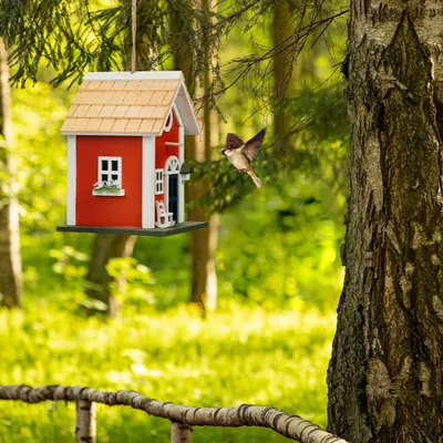 Produktbild von Relaxdays Deko Vogelhaus, Landhausstil, Holz, zum Aufhängen, H x B x T: 25 x 18,5 x 18,5 cm, Vogelvilla für Garten, bunt