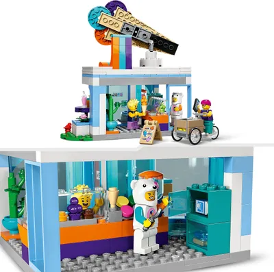 Zdjęcie produktu dla LEGO 60363 City Lodziarnia, zabawka dla dzieci w wieku od 6 lat ze sklepem, rowerem transportowym i 3 minifigurkami, prezent urodzinowy dla chłopców i dziewczynek, nowość 2023