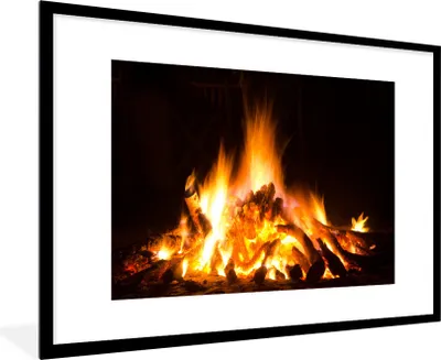 Produktbild von MuchoWow® Gerahmtes Poster Kamin vor einem schwarzen Hintergrund 90x60 cm - Poster mit Schwarzem Bilderrahmen Wandposter Rahmen Foto Bilder - Wanddekoration - Fotos
