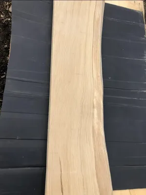 Zdjęcie produktu dla Półka z litego dębu z naturalną krawędzią / krawędzią drzewa 60x20x2,5cm, półka dębowa, drewniana półka ścienna z mocowaniem