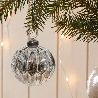 Produktbild von Premium Weihnachtskugel silber patiniert gerillt - handgemacht in Indien, Ø10 cm