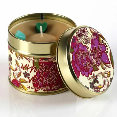 Produktbild von Bomb Cosmetics Vintage Velvet Duftkerze handgemacht Metalldose