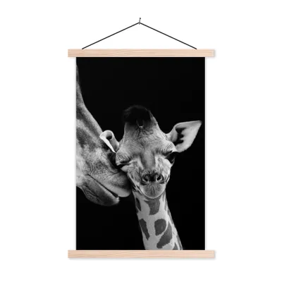 Produktbild von MuchoWow® Textilposter Tiere - Schwarz - Weiß - Giraffe - Porträt 60x90 cm mit holzfarbenen Rahmen - Textil