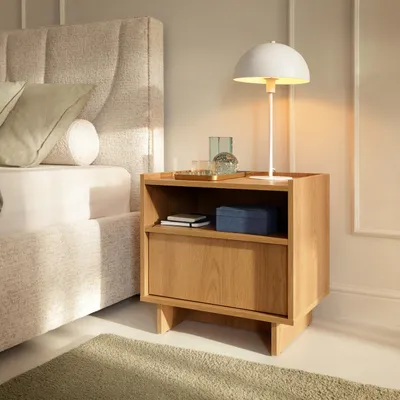 Zdjęcie produktu dla Minimalistyczny stolik nocny Hinoki 50 cm z 1 szufladą – nowoczesny stolik nocny w wykończeniu dębowym w kolorze karmelowym; stolik nocny bez nóżek do sypialni