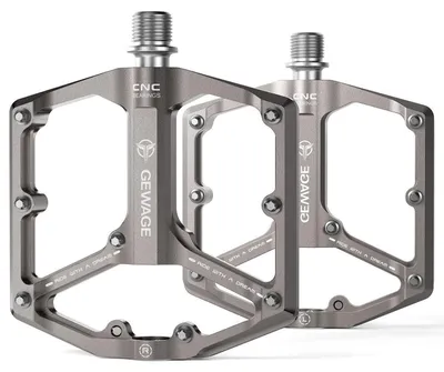 Obrázok produktu pre Pedále na bicykel, 9/16 palca, ploché, hliníkové, CNC, strieborné, s 3 ložiskami a odnímateľnými kolíkmi