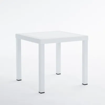 Image de Table de jardin carrée 82×82 cm en aluminium avec plateau en polypropylène imitation rotin et trou pour parasol - design moderne et robuste, idéal pour le jardin, la terrasse, les bars et les restaurants - RAUL - Blanc