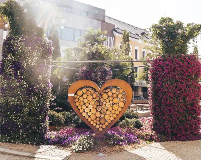 Produktbild von Badeko Herz Holzregal 200 cm in Edelrostoptik – Inkl. LED-Beleuchtung