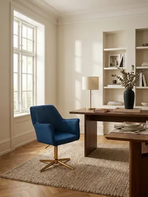 Draufsicht auf den blauen Samt-Drehstuhl im Home-Office. Die kompakten Maße (55x55 cm) des Stuhls passen perfekt in die elegante Büroeinrichtung mit Holzschreibtisch._#sku_SAFWL6.307#