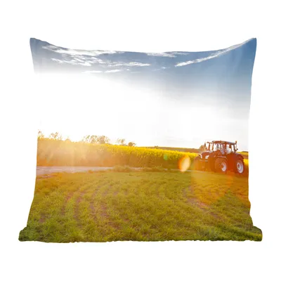 Produktbild von MuchoWow® Zierkissen Sofakissen Wohnzimmer Dekokissen 45x45 cm Traktor - Gras - Sonnenuntergang - Schlafpolster - Polster für das Sofa
