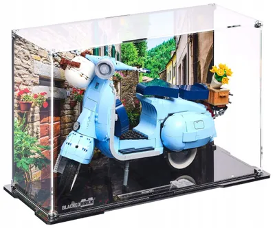 Zdjęcie produktu dla Czarna witryna z podświetleniem LED i nadrukowanym panelem tylnym, przeznaczona do zestawu LEGO® 10298 Creator Expert – Vespa 125