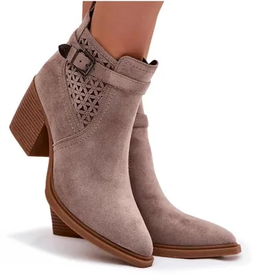 Produktbild von Damentreter mit Perforation auf Blockabsatz mit perforiertem Muster und goldener Schnalle Dunkelbeige Deloriah 40