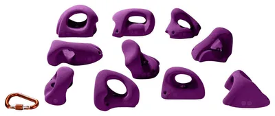Set von zehn lila Klettergriffen; darunter verschiedene Formen; für Dachklettern; inklusive eines Karabiners.