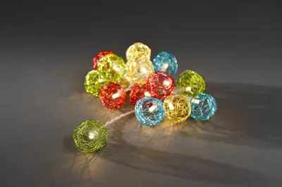 Produktbild von Konstsmide - LED Dekolichterkette, bunte Aluminium-Drahtkugeln, klein, 16 warm weiße Dioden, batteriebetrieben, Innen, transparentes Kabel, 3 x AA 1.5V (exkl.); 3176-503