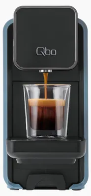 Produktbild von Tchibo Qbo ONE Premium Kapselmaschine inkl. 16 recyclebaren Qbo Kaffeekapseln für Espresso, Caffè Crema und Caffè Grande, hochwertiges, kompaktes, innovatives Design, Misty Blue