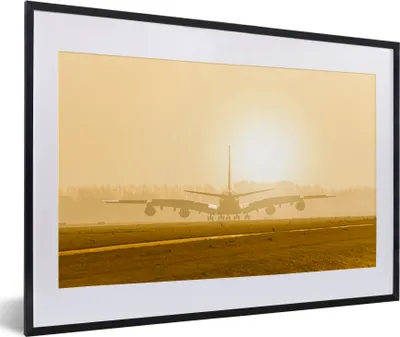 Produktbild von MuchoWow® MuchoWow® Gerahmtes Poster Flugzeuge in Schiphol bei Sonnenuntergang 60x40 cm - Poster mit zchwarzem Bilderrahmen - Schlafzimmer - Plakat in Rahmen - Drucken