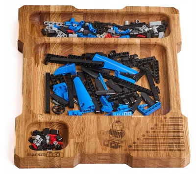 Zdjęcie produktu dla Czarny organizer z drewna dębowego, przeznaczony do sortowania elementów LEGO®, montowany po prawej stronie