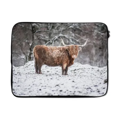 Produktbild von MuchoWow® Laptop Hülle 15 Zoll Schottischer Highlander - Baum - Schnee Laptoptasche - Laptoptasche - Sleeve - Rundum-Schutz