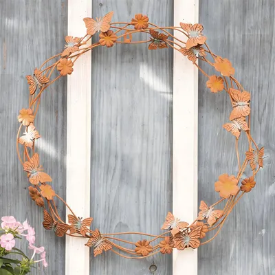Produktbild von Wandkranz "Blumen und Schmetterlinge" aus Metall mit Rost Finish, Ø 42 cm groß, Türkranz, Outdoor Deko-Kranz