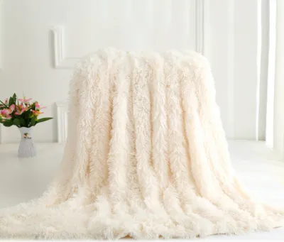 Produktbild von Long Fur Throw Blanket Superweiche Long Shaggy Faux Fur Leichte warme gemuetliche Pluesch Fluffy dekorative Decke fuer Couch Bed Chair 63''x 79 ''