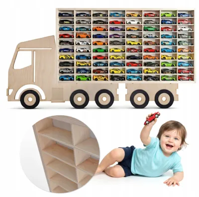 Modellauto-Regal für 80 Autos 1:64 – Wandregal & Setzkasten für Spielzeugautos, Lkw-Motiv, Birken-Sperrholz, links – mit Modellautos an der Wand