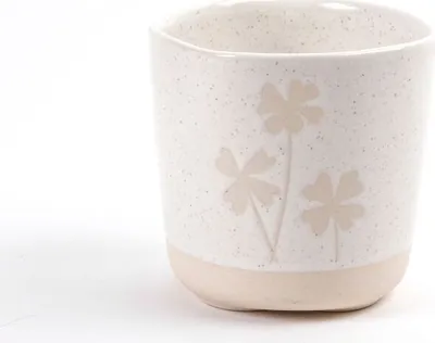 Produktbild von Becher aus der Serie Klee mit unregelmäßiger Form und Herz-Design am Boden