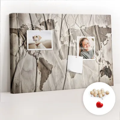 Immagine prodotto di Pannello forato in sughero - Bacheca con puntine per foto e appunti - 60x40 cm - Spille di legno, 100 pezzi - Motivo: mappa del mondo