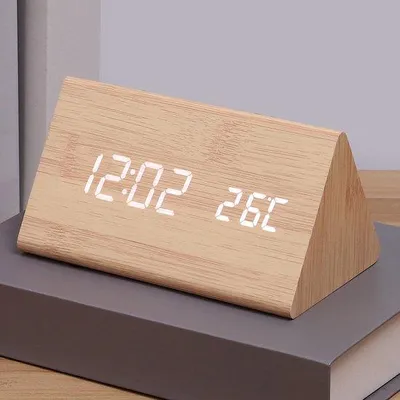 Obrázek produktu pro Digitální nástěnné hodiny v dřevěném designu s LED displejem a funkcí měření teploty.