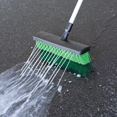 Produktbild von Reinigungsbesen mit Wasserzufuhr, 140 cm Stiellänge, abnehmbarer Bürstenkopf, Sperrventil, Gartenschlauch-kompatibel