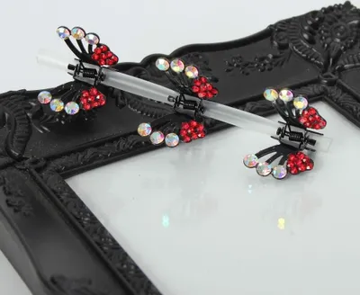Produktbild von 3 x Mini Haarklammern in Schmetterling Form mit Strass-Steinen bestückt Rot