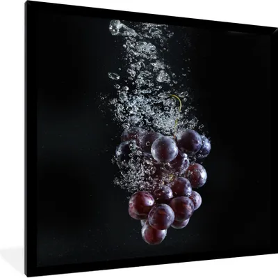 Produktbild von MuchoWow® Gerahmtes Poster Rote Weintrauben durchbrechen die Wasseroberfläche 40x40 cm - Poster mit Schwarzem Bilderrahmen Wandposter Rahmen Foto Bilder - Mit Rahmen - Wanddekoration Schlafzimmer